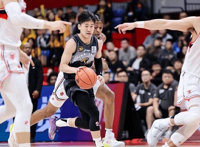 广州队横扫吉林队，米切尔扛起全队