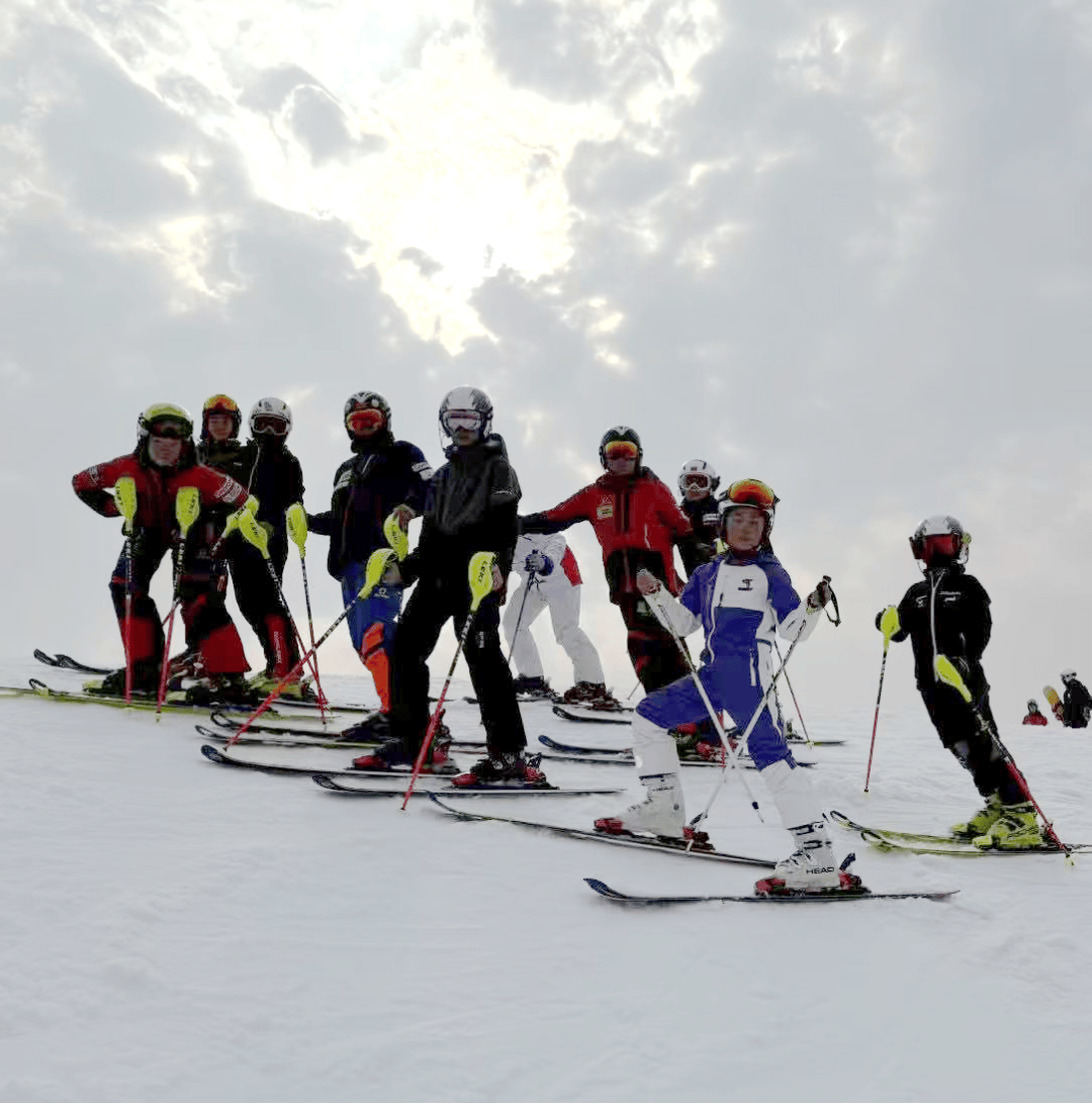 滑雪项目选手驾驭成功获佳绩 滑雪项目选手驾驭成功获佳绩