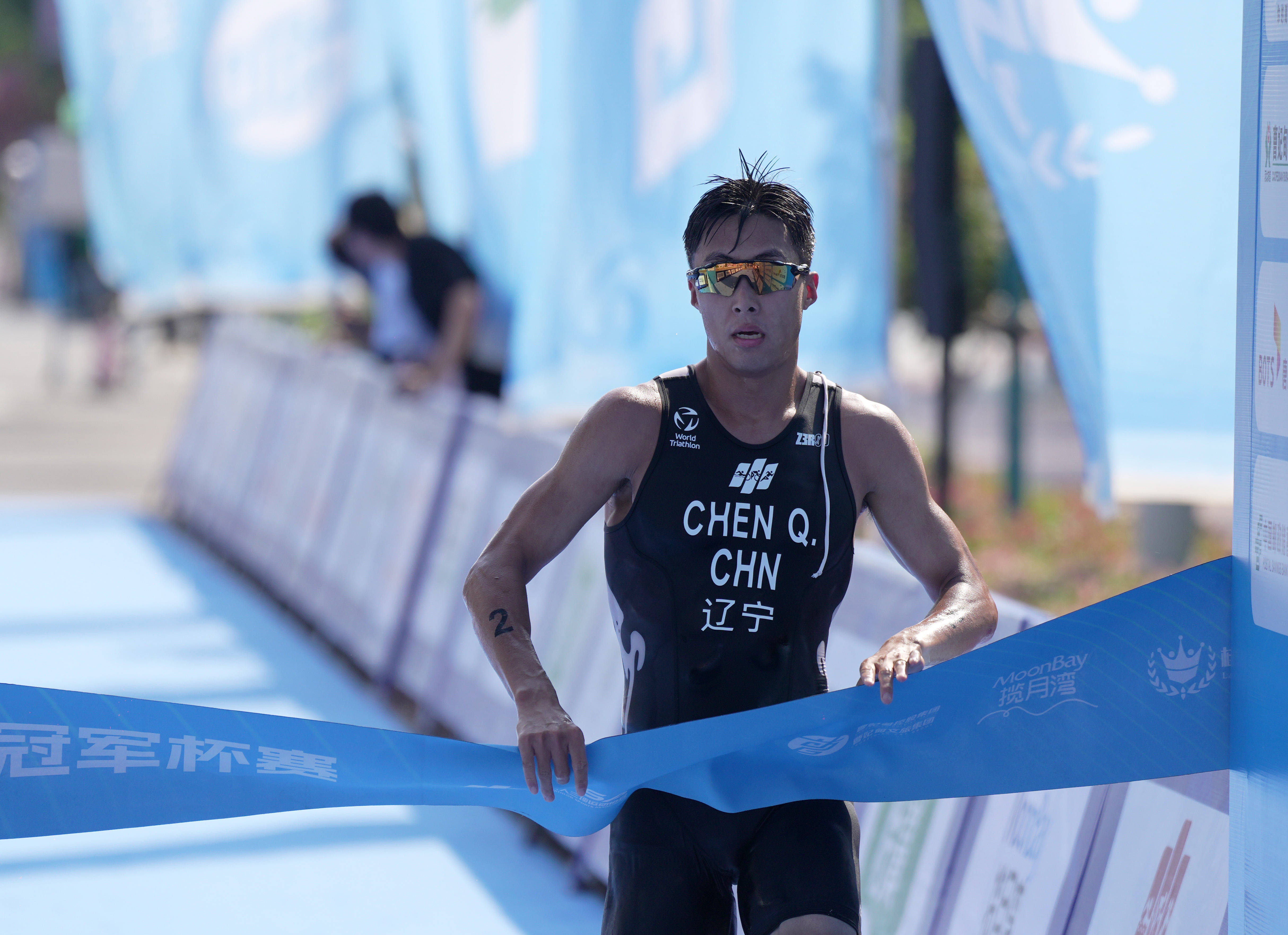 芬兰选手在铁人三项比赛中勇夺冠军