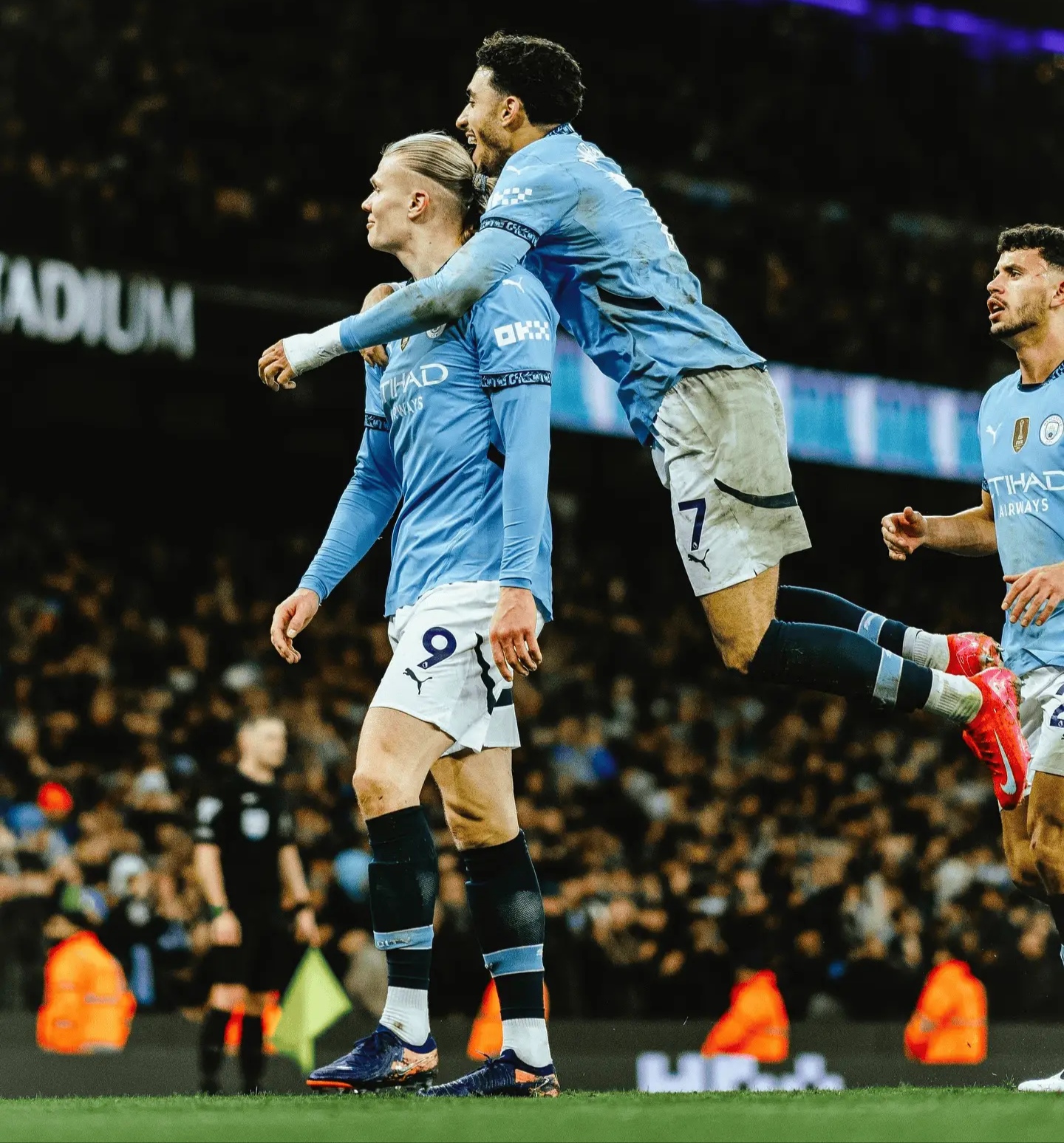 曼彻斯特球队客场获胜，保持连胜