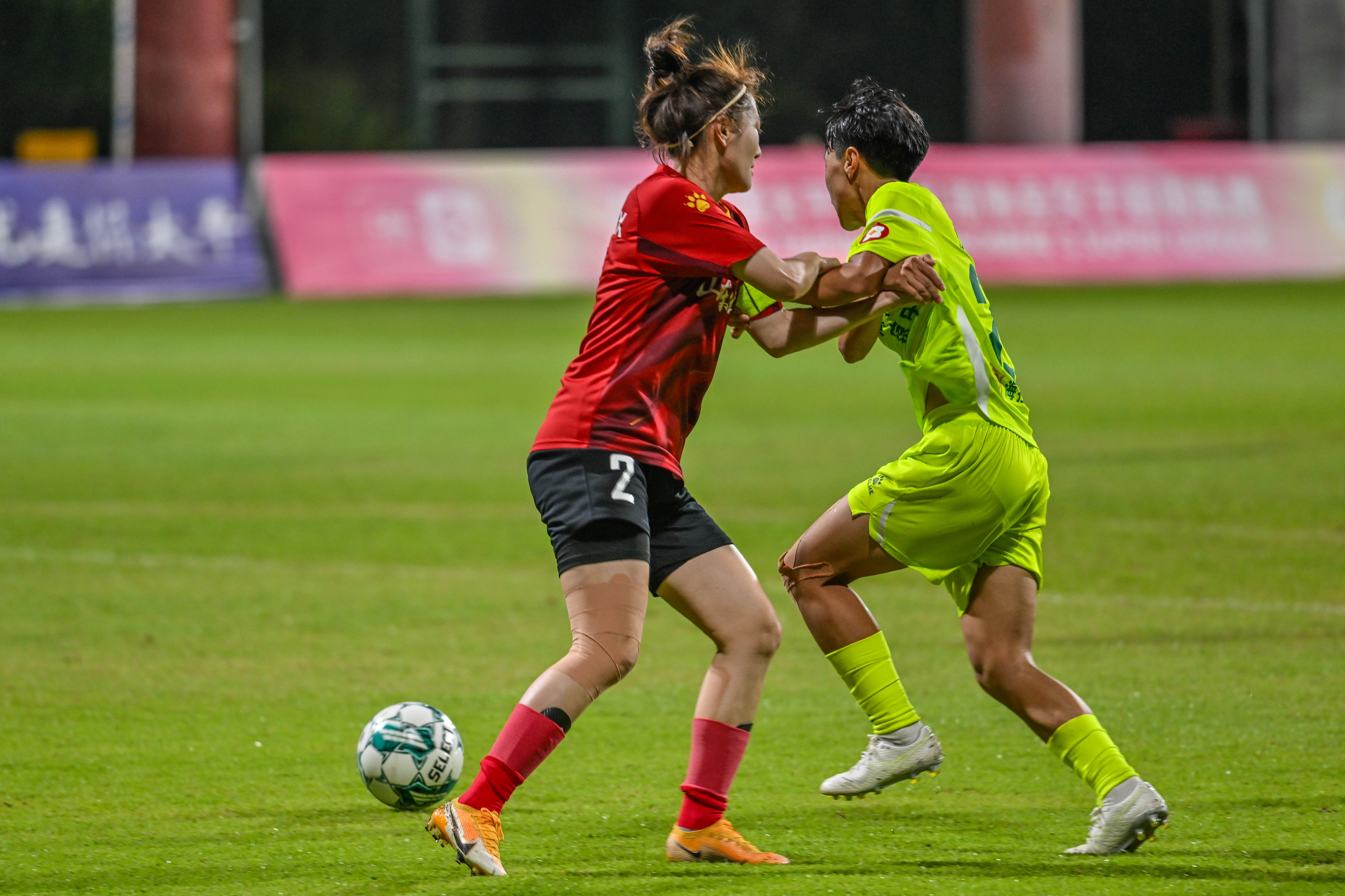 体育赛事备战蓄势待发，女足球队心无旁骛的简单介绍