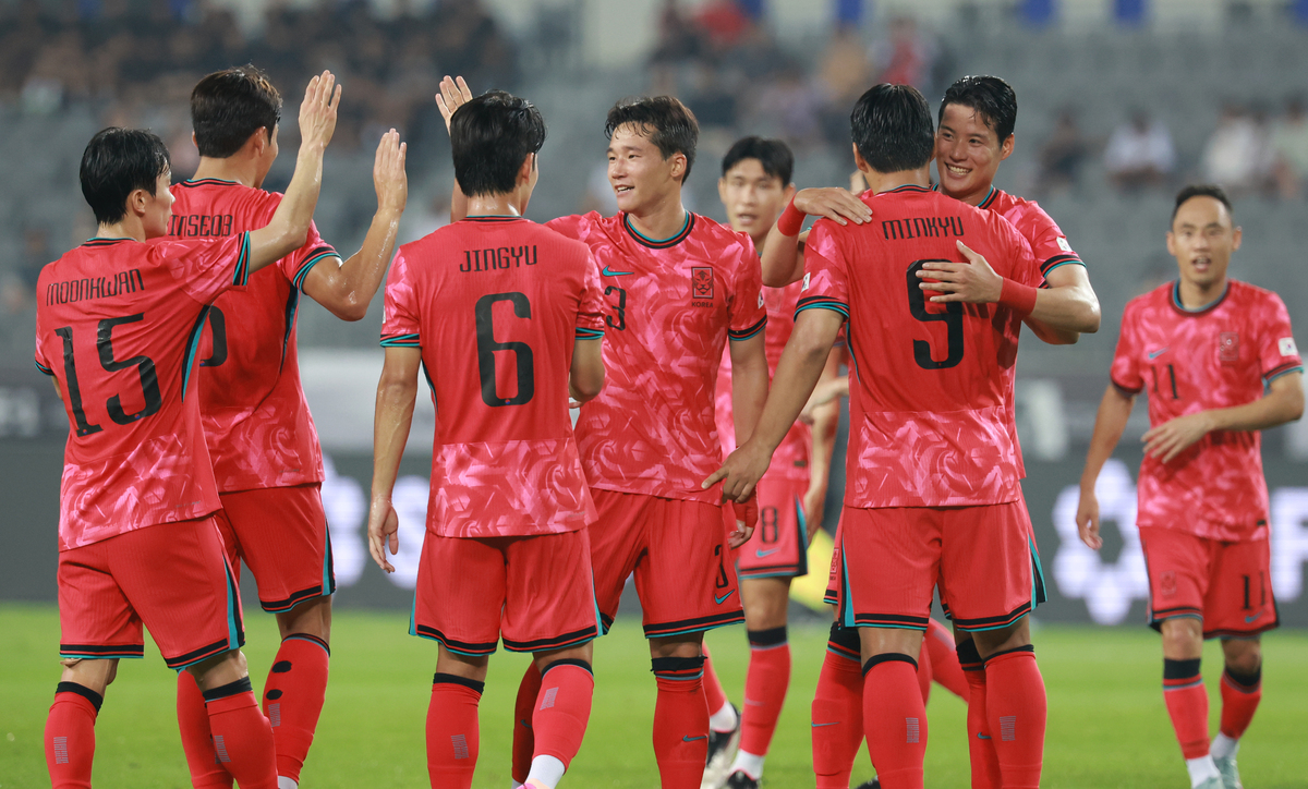 足球比赛中，东亚球队夺得冠军