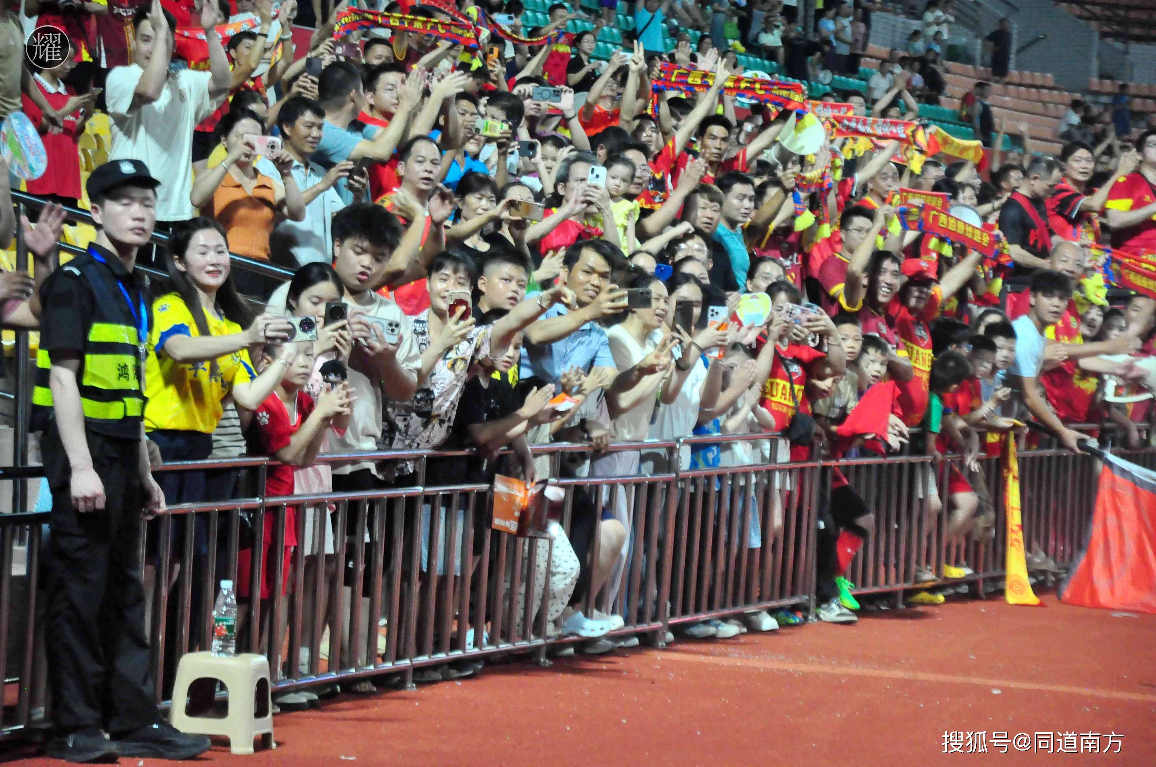 包含爆发狂欢!球迷沸腾庆祝胜利的词条 包含爆发狂欢!球迷沸腾庆祝胜利的词条