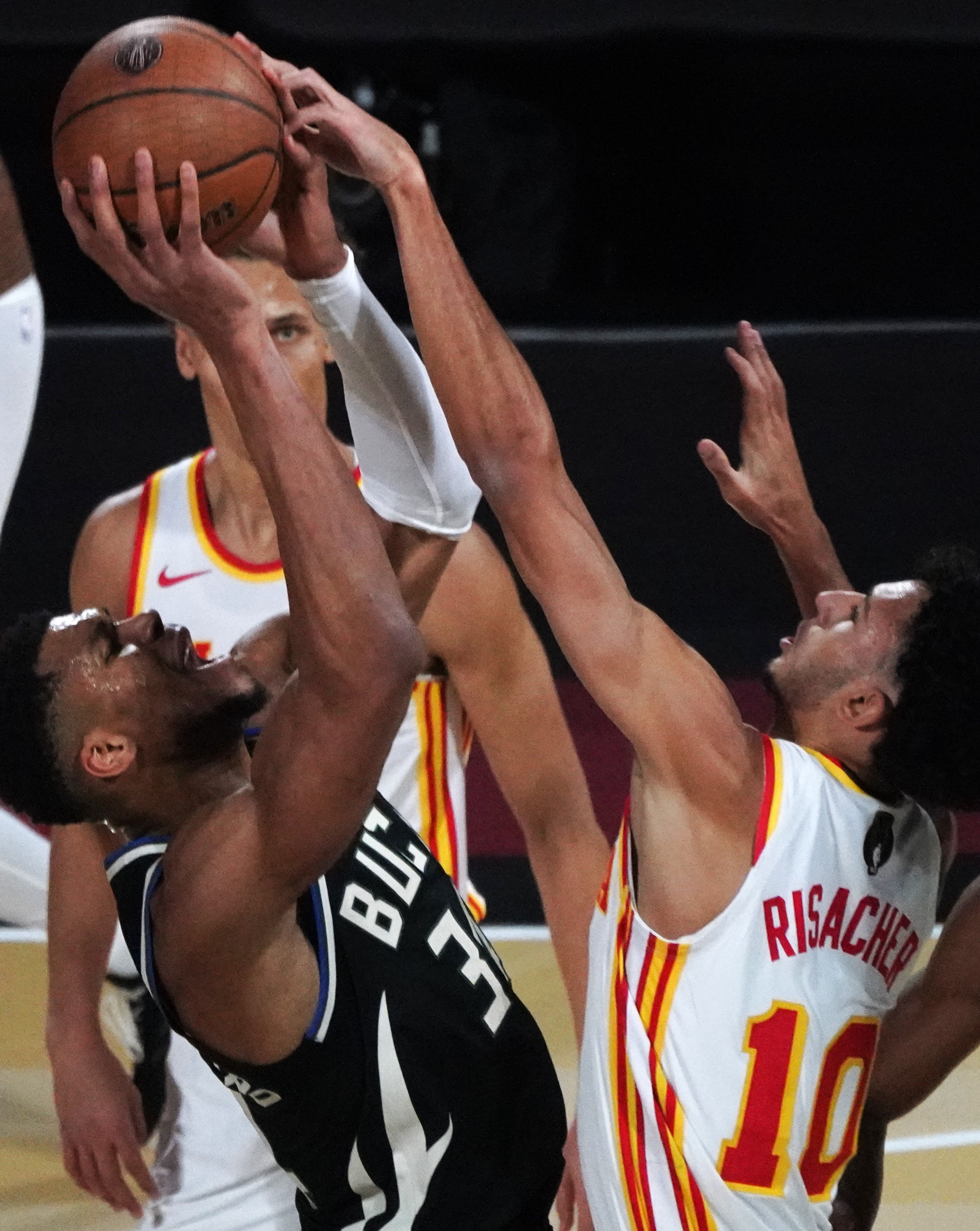 雄鹿横扫巴西男篮，西蒙斯关键制胜