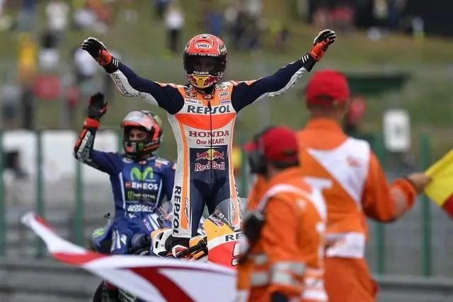 捷克选手登顶领奖台，成为代表