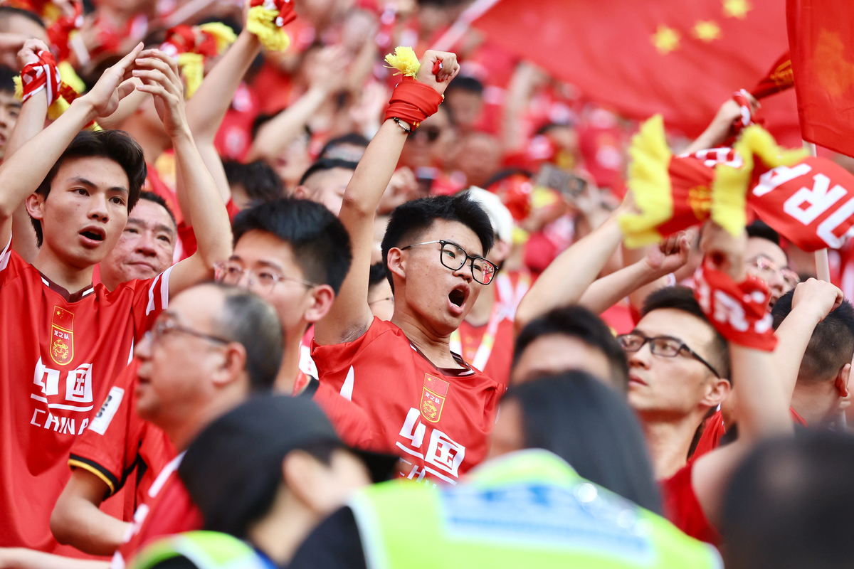 关于足球热浪袭来，全球球迷热情高涨万分的信息