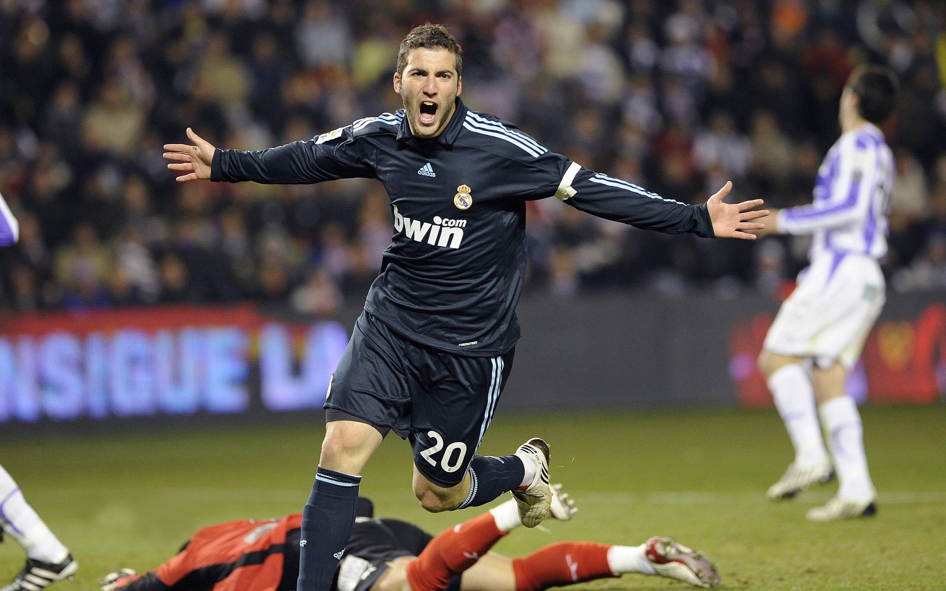 厄德高闪耀圣西罗,挪威魔术师如何用高光表现导演尼斯对AC米兰的战术革命